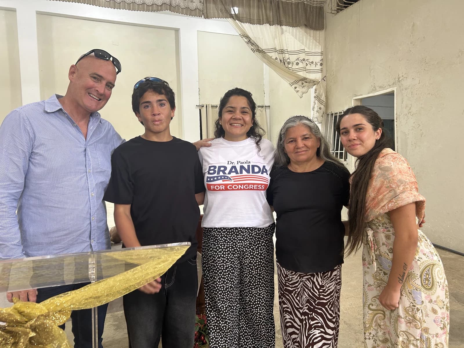 Paola Branda con un grupo de una comunidad de fe