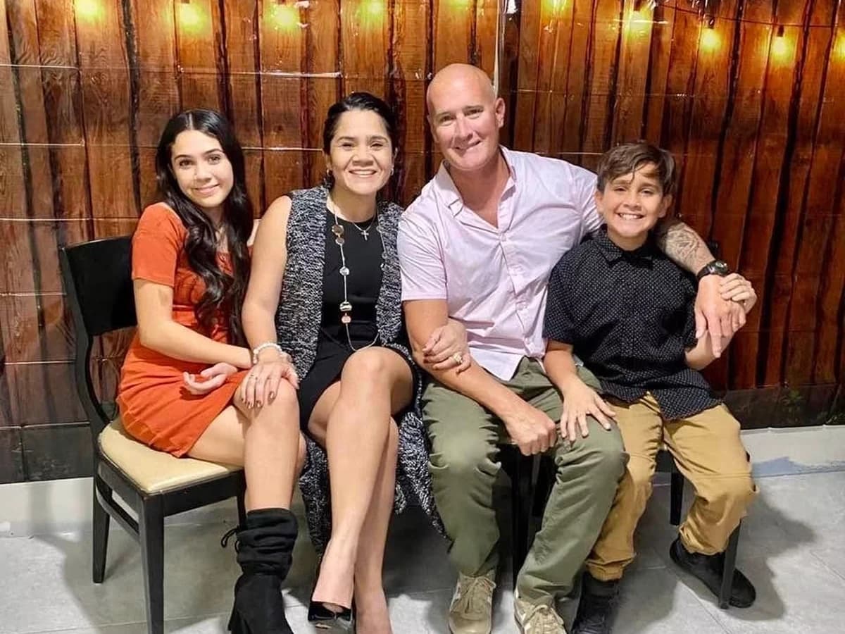 Paola Branda sentada con su familia