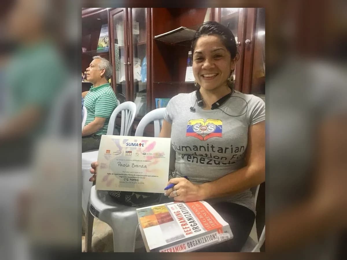 Paola Branda sosteniendo un certificado de capacitación de ayuda humanitaria