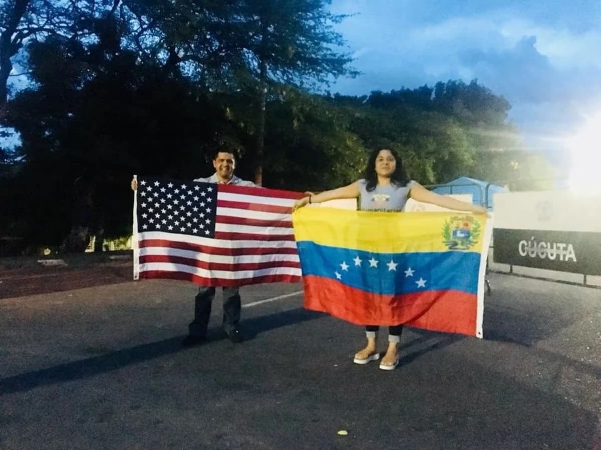 Paola Branda sosteniendo una bandera venezolana junto a una bandera estadounidense en Cúcuta