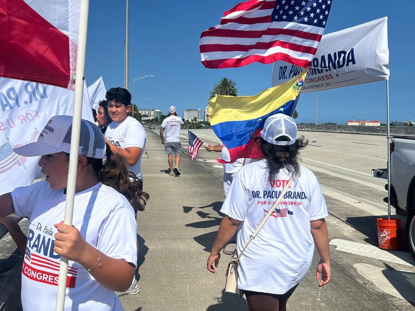 Banderas estadounidenses y venezolanas en una reunión patriótica de campaña