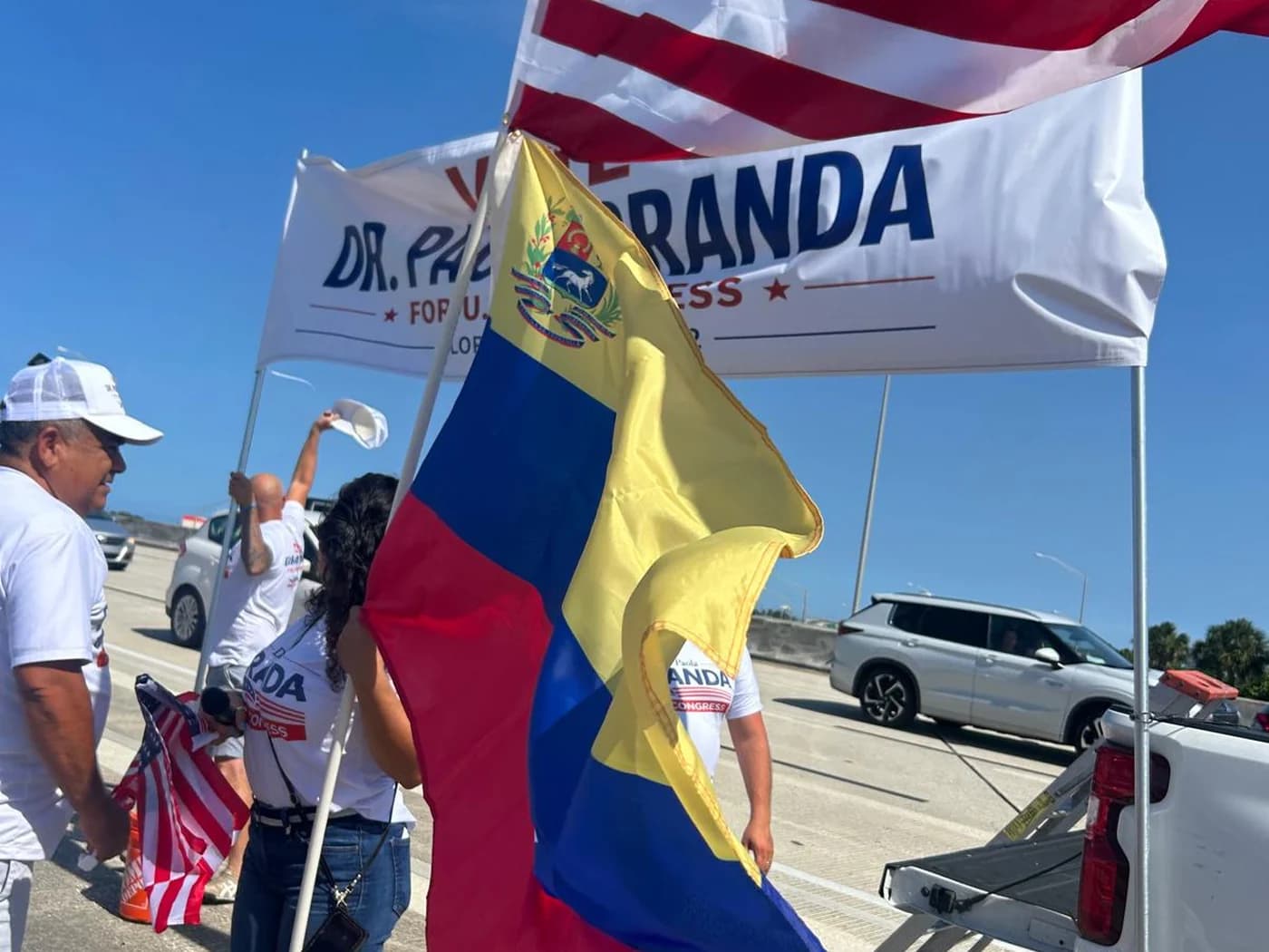 Voluntarios de la Brigada Branda sosteniendo banderas estadounidenses