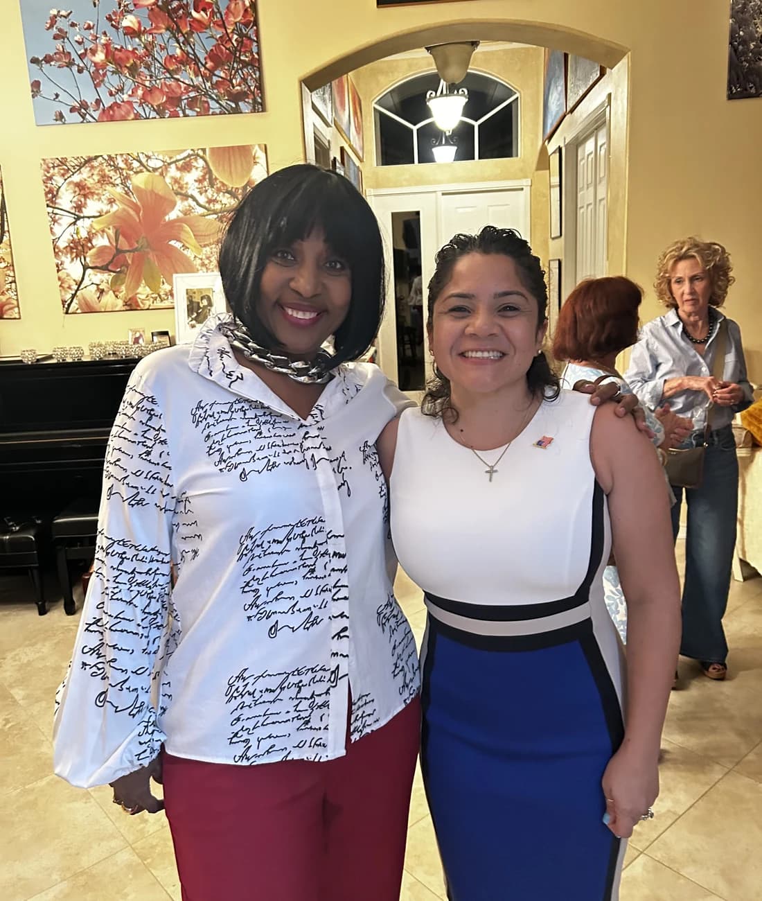 Paola Branda escuchando durante una conversación comunitaria en Palm Beach