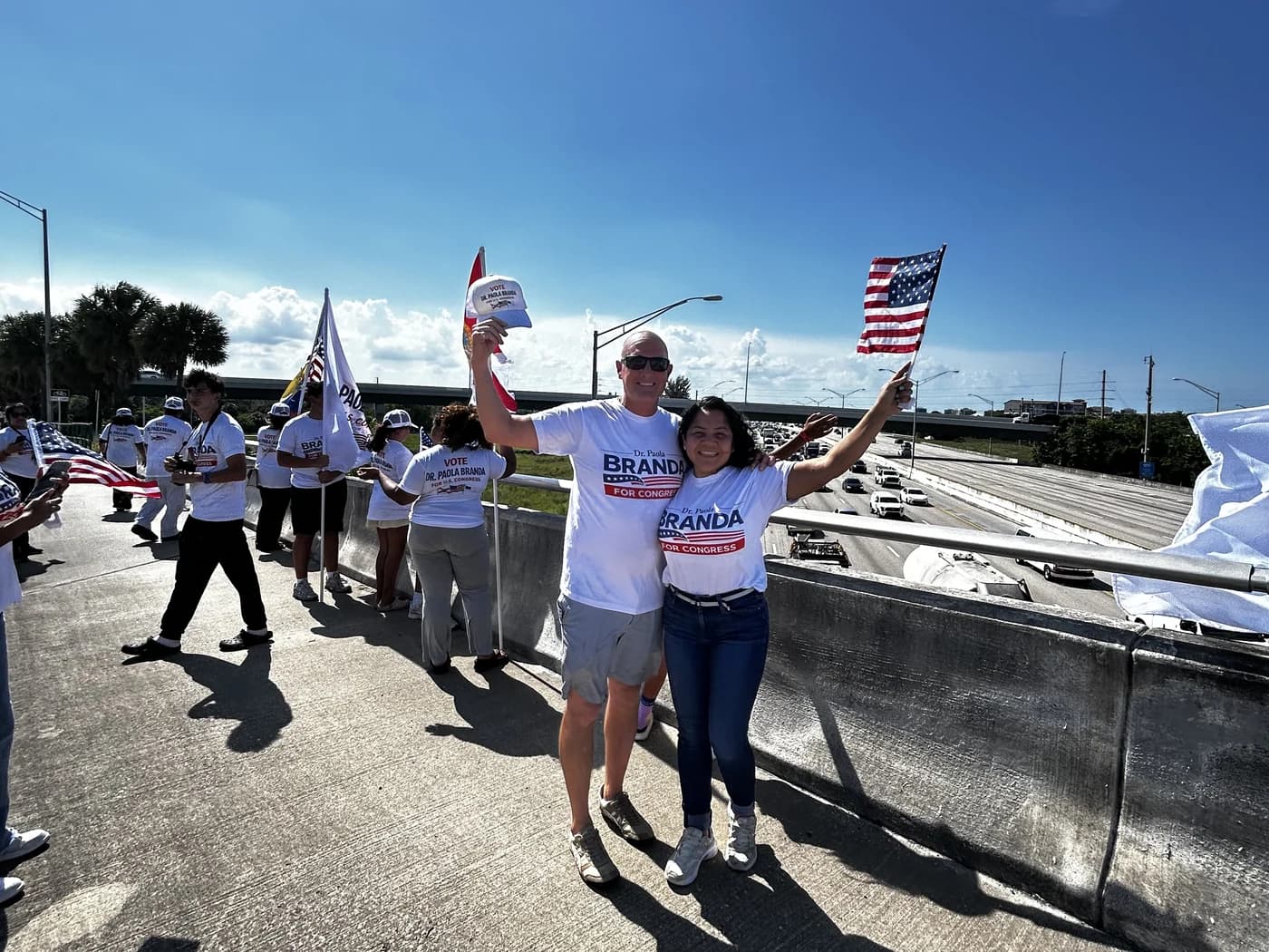 Mitin de campaña de Paola Branda con banderas